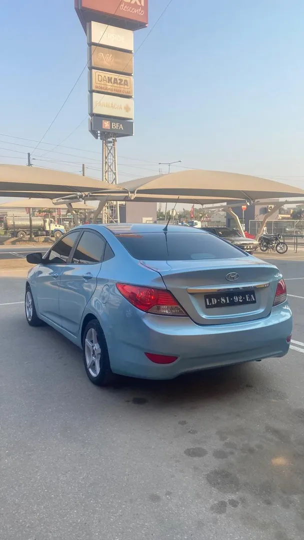  Hyundai Accent  4