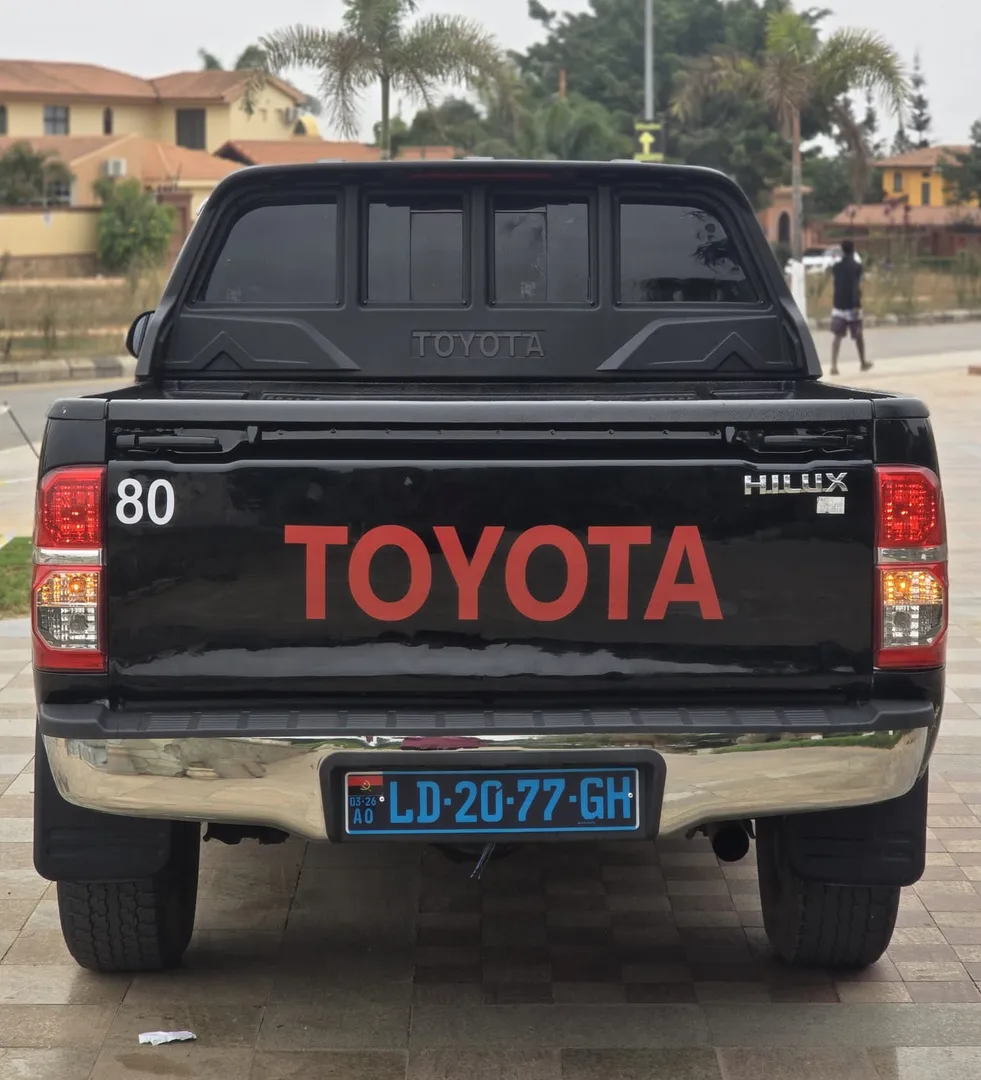 TOYOTA HILLUX  8