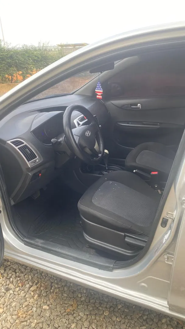 HYUNDAI i20 LIMPO 8