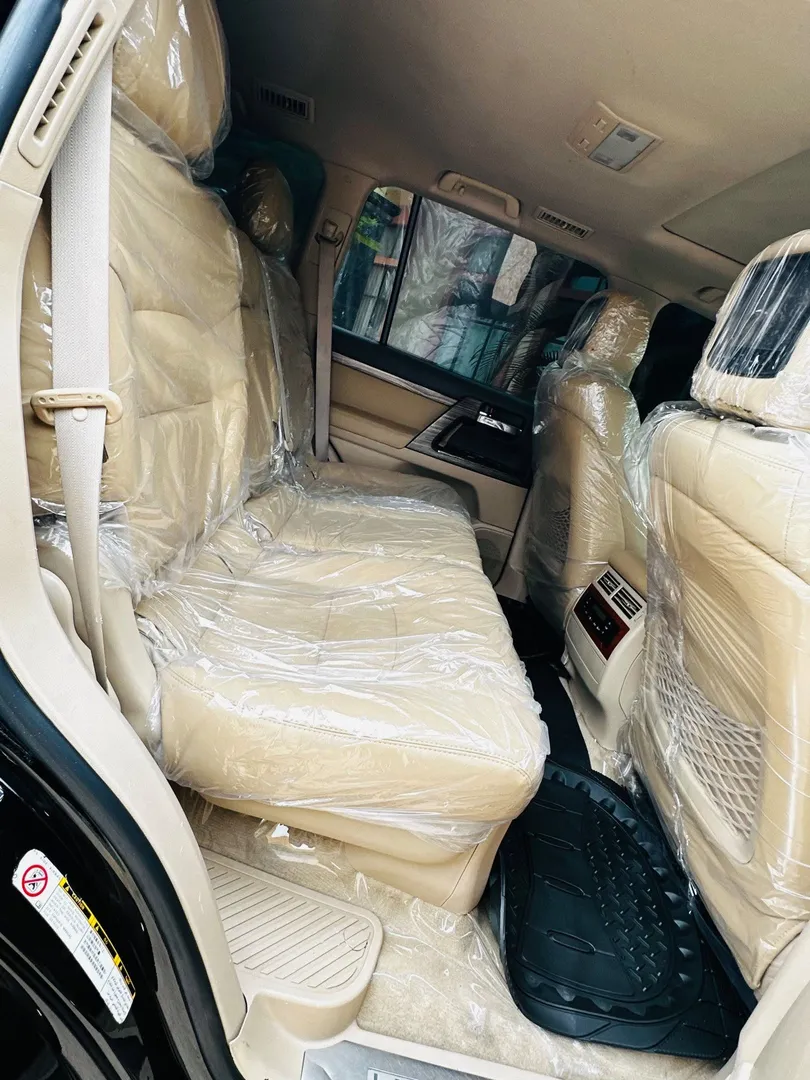 Toyota Land Cruiser V8 2026 3