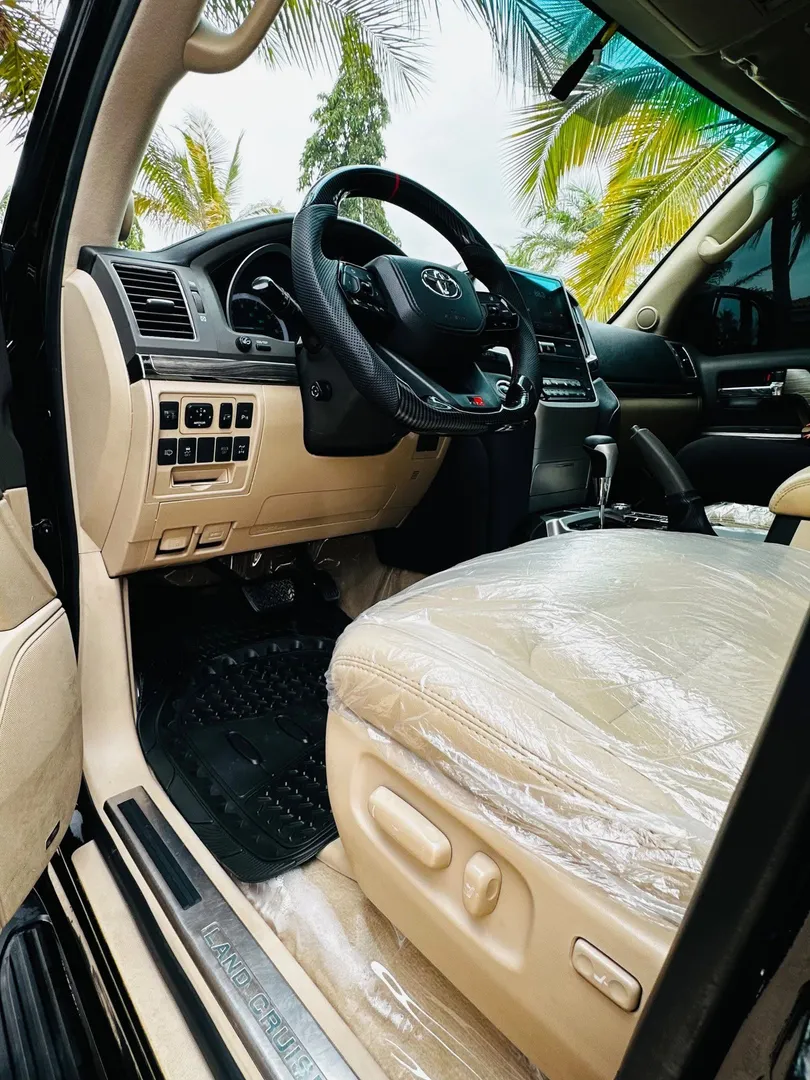 Toyota Land Cruiser V8 2026 5