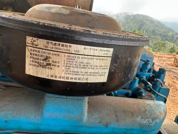 Pela foto, trata-se de um gerador diesel industrial de grande porte, p