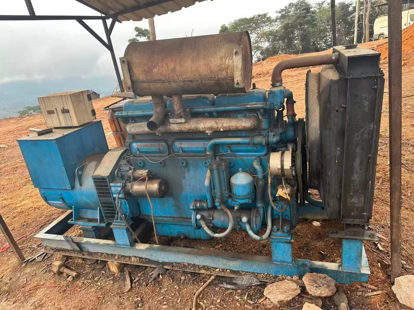 Pela foto, trata-se de um gerador diesel industrial de grande porte, p 3