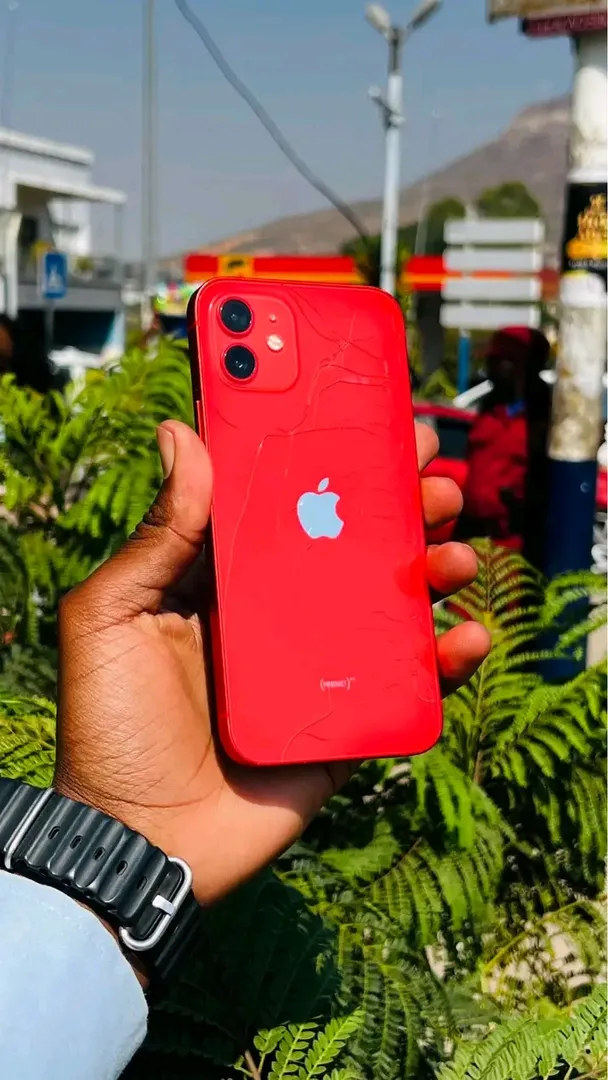 Vendo  iPhone 12 normal ✅ Memória 64Gb🧠 Bateria 76%✅ Visor  3
