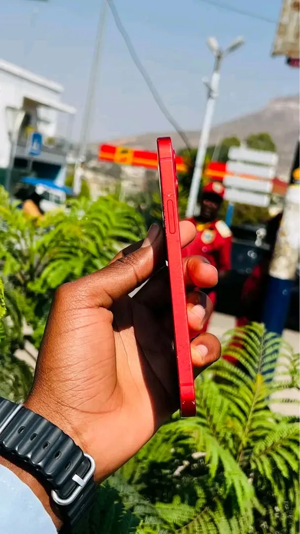 Vendo  iPhone 12 normal ✅ Memória 64Gb🧠 Bateria 76%✅ Visor  1