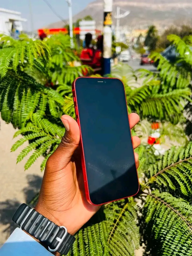 Vendo  iPhone 12 normal ✅ Memória 64Gb🧠 Bateria 76%✅ Visor  2
