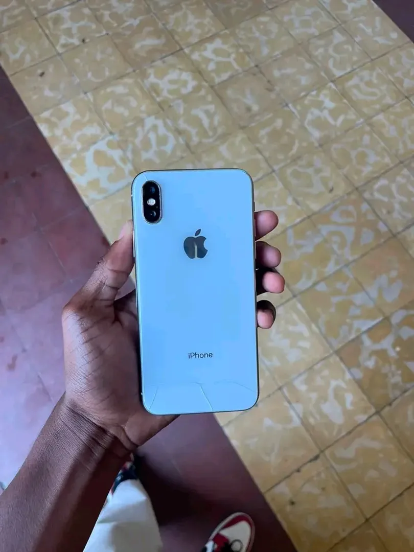 iPhone x normal estalinho básico por de trás. 2