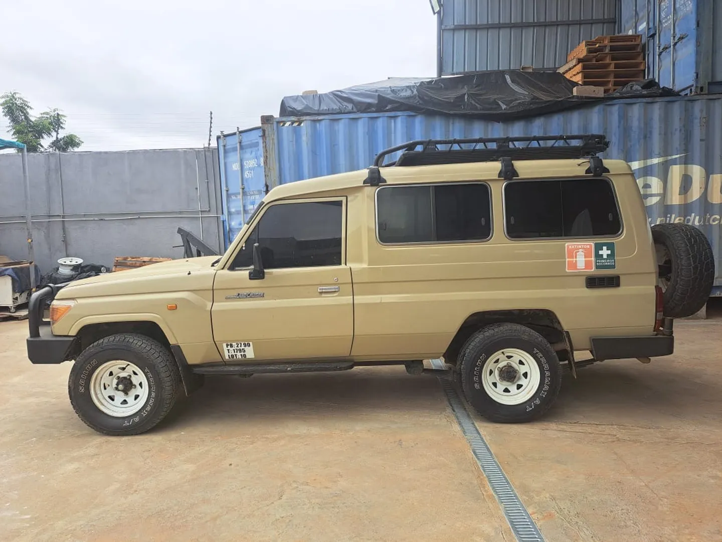 TOYOTA LAND CRUISER SÉRIE 70 (TROOP CARRIER)  2