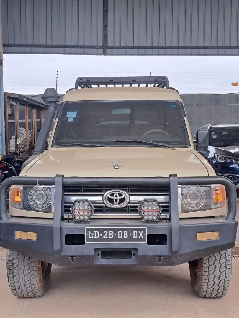 TOYOTA LAND CRUISER SÉRIE 70 (TROOP CARRIER)  1