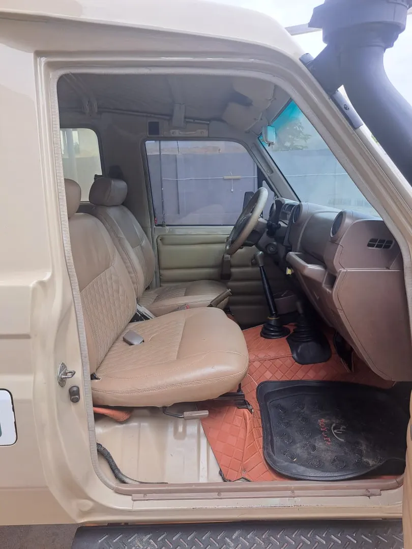 TOYOTA LAND CRUISER SÉRIE 70 (TROOP CARRIER)  6