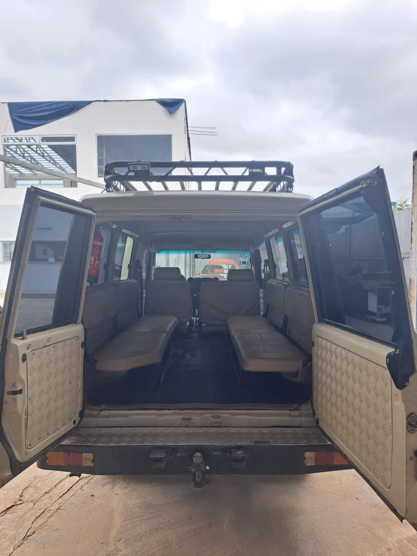 TOYOTA LAND CRUISER SÉRIE 70 (TROOP CARRIER)  7