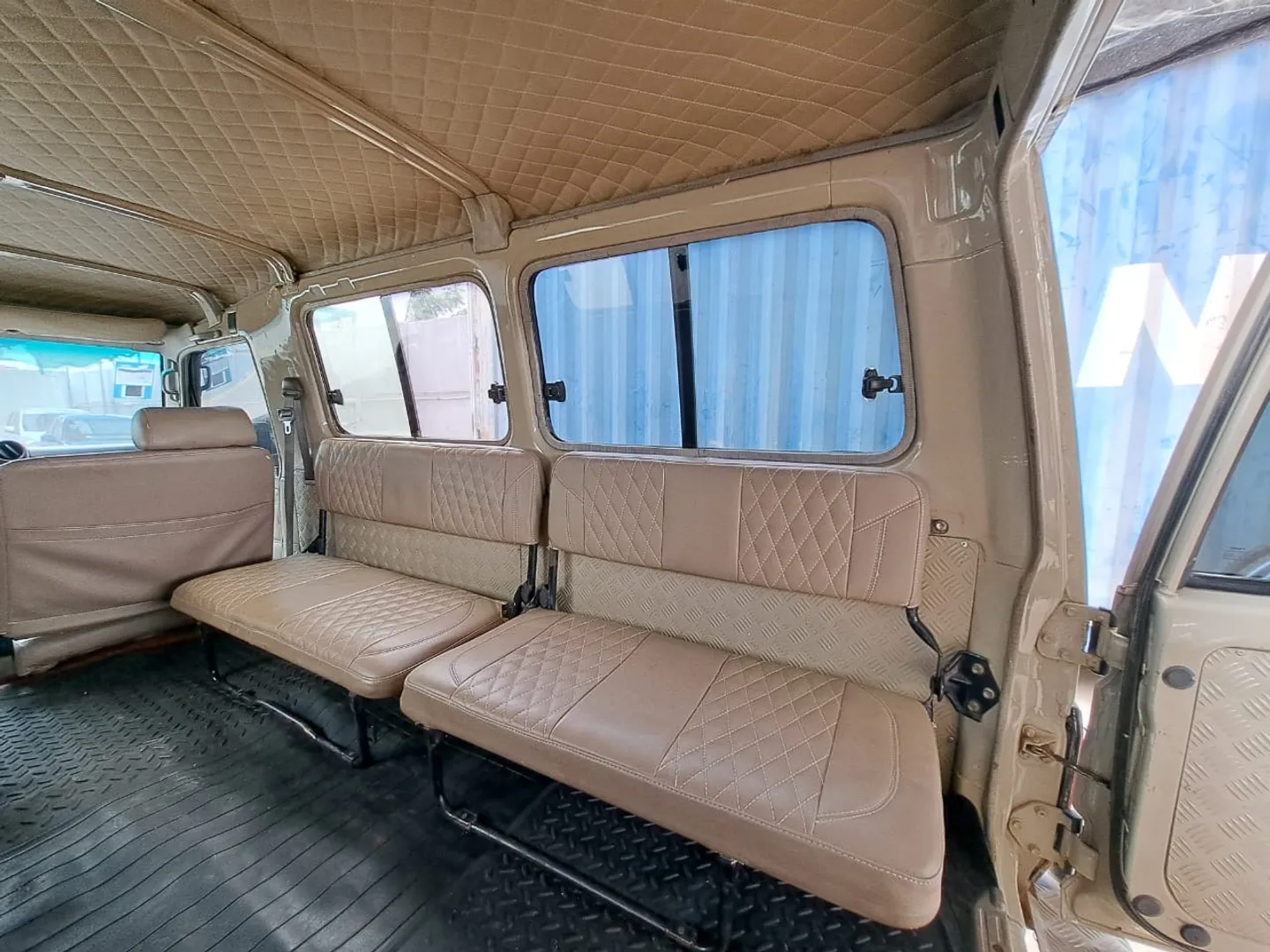 TOYOTA LAND CRUISER SÉRIE 70 (TROOP CARRIER)  8