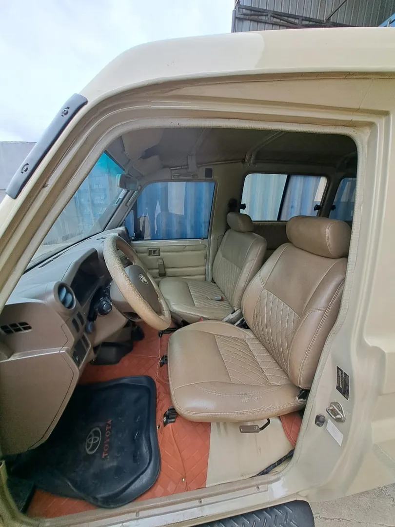 TOYOTA LAND CRUISER SÉRIE 70 (TROOP CARRIER)  3