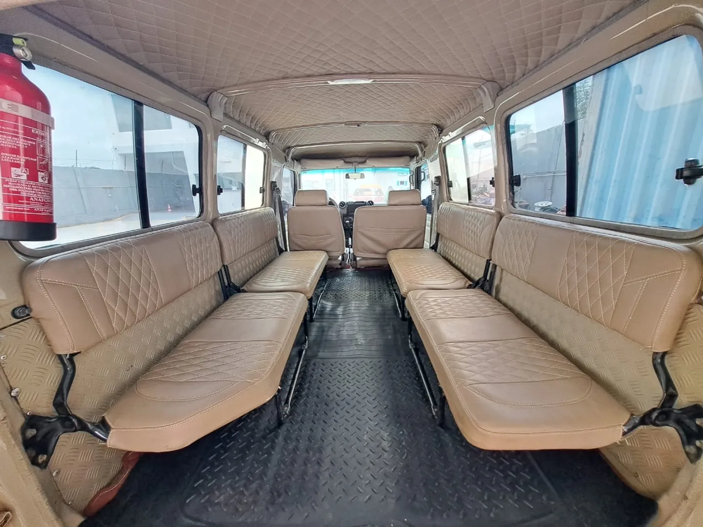 TOYOTA LAND CRUISER SÉRIE 70 (TROOP CARRIER)  4