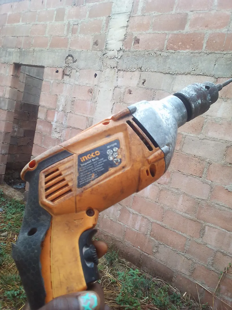 DE-SE BERBEQUIM INGCO 1100 W — HUAMBO Vendo berbequim de impacto da ma 2